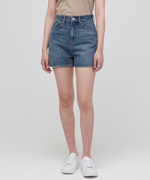 MUSINSA STANDARD WOMAN(ムシンサスタンダードウーマン)の「レディースベーシックデニムショーツ【ミディアムインディゴ】(デニムパンツ・レディース・その他・24/27/29/30/25/26/28)」の1枚目の写真