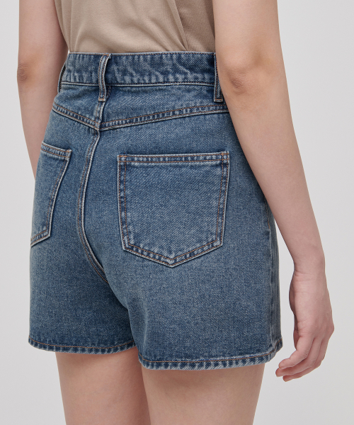 MUSINSA STANDARD WOMAN(ムシンサスタンダードウーマン)の「レディースベーシックデニムショーツ【ミディアムインディゴ】(デニムパンツ・レディース・その他・24/27/29/30/25/26/28)」の6枚目の写真