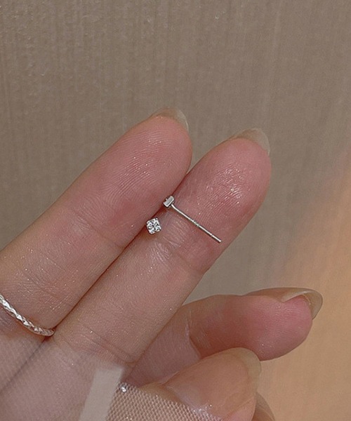 yu-ka（ユーカ）の「YU-KA:スクエアミニスタッドピアス square mini stud pierce（ピアス（両耳用）・レディース・ゴールド/シルバー・FREE）」の3枚目の写真