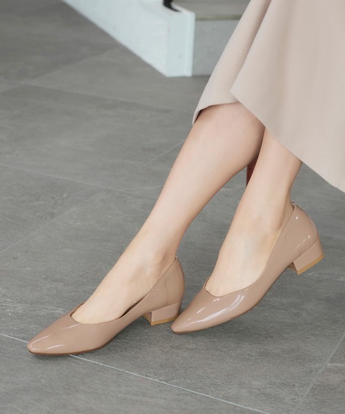 RUIRUE BOUTIQUE(ルイルエブティック)の「ポインテッドトゥ エナメルパンプス | 靴 / パンプス / ローヒールパンプス / 低ヒールパンプス(パンプス・レディース・ホワイト/ベージュ/ブラック・22.5cm/23cm/23.5cm/24cm/24.5cm)」の3枚目の写真