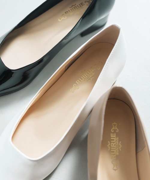 RUIRUE BOUTIQUE(ルイルエブティック)の「ポインテッドトゥ エナメルパンプス | 靴 / パンプス / ローヒールパンプス / 低ヒールパンプス(パンプス・レディース・ホワイト/ベージュ/ブラック・22.5cm/23cm/23.5cm/24cm/24.5cm)」の12枚目の写真