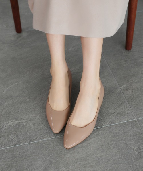 RUIRUE BOUTIQUE(ルイルエブティック)の「ポインテッドトゥ エナメルパンプス | 靴 / パンプス / ローヒールパンプス / 低ヒールパンプス(パンプス・レディース・ホワイト/ベージュ/ブラック・22.5cm/23cm/23.5cm/24cm/24.5cm)」の13枚目の写真