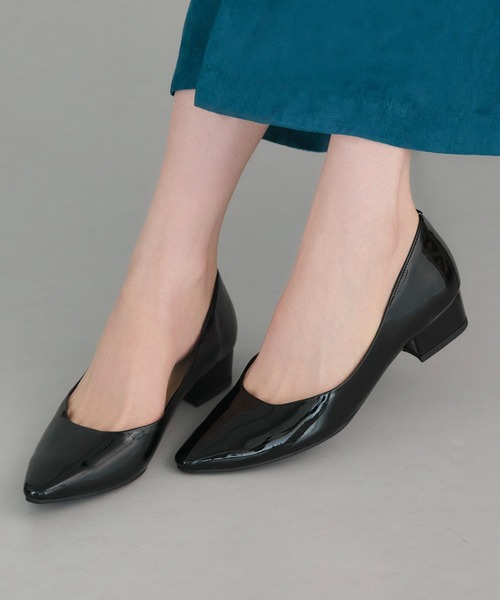 RUIRUE BOUTIQUE(ルイルエブティック)の「ポインテッドトゥ エナメルパンプス | 靴 / パンプス / ローヒールパンプス / 低ヒールパンプス(パンプス・レディース・ホワイト/ベージュ/ブラック・22.5cm/23cm/23.5cm/24cm/24.5cm)」の4枚目の写真