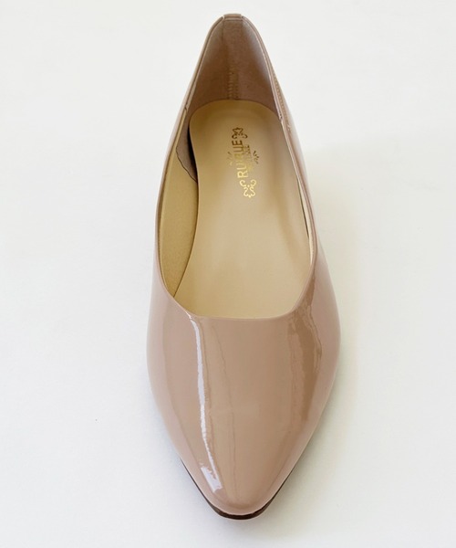 RUIRUE BOUTIQUE(ルイルエブティック)の「ポインテッドトゥ エナメルパンプス | 靴 / パンプス / ローヒールパンプス / 低ヒールパンプス(パンプス・レディース・ホワイト/ベージュ/ブラック・22.5cm/23cm/23.5cm/24cm/24.5cm)」の7枚目の写真
