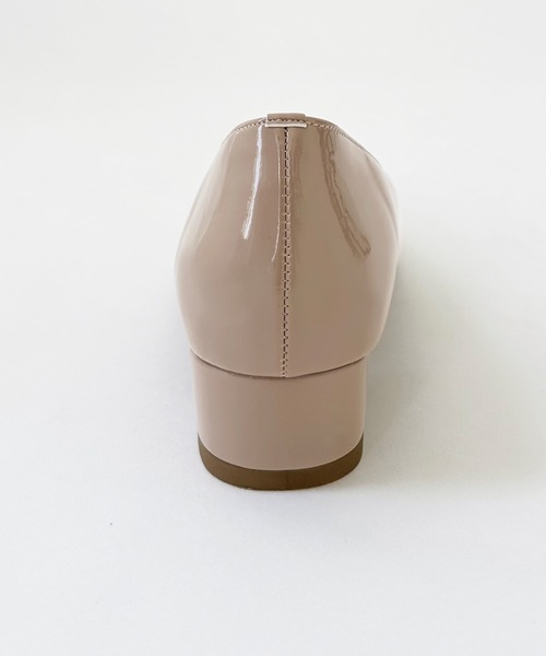 RUIRUE BOUTIQUE(ルイルエブティック)の「ポインテッドトゥ エナメルパンプス | 靴 / パンプス / ローヒールパンプス / 低ヒールパンプス(パンプス・レディース・ホワイト/ベージュ/ブラック・22.5cm/23cm/23.5cm/24cm/24.5cm)」の8枚目の写真