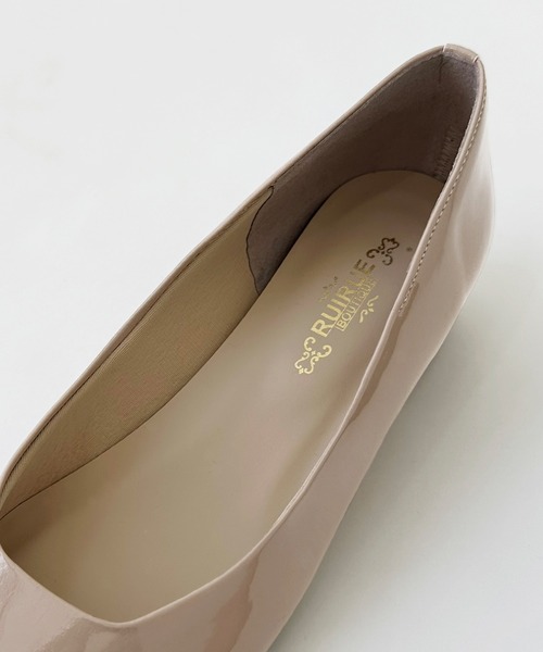 RUIRUE BOUTIQUE(ルイルエブティック)の「ポインテッドトゥ エナメルパンプス | 靴 / パンプス / ローヒールパンプス / 低ヒールパンプス(パンプス・レディース・ホワイト/ベージュ/ブラック・22.5cm/23cm/23.5cm/24cm/24.5cm)」の10枚目の写真