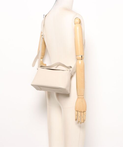 NiiNa(ニーナ)の「【 NiiNa / ニーナ 】高品質レザー2WAYミニハンドバッグ(ハンドバッグ・レディース・グレイッシュベージュ/ブラック/ホワイト・FREE)」の13枚目の写真