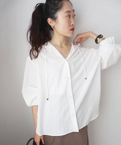 le.coeur blanc(ルクールブラン)の「エアータンブラーフードブラウス(シャツ/ブラウス・レディース・ブラック/オフホワイト/ライトグリーン・38)」の2枚目の写真