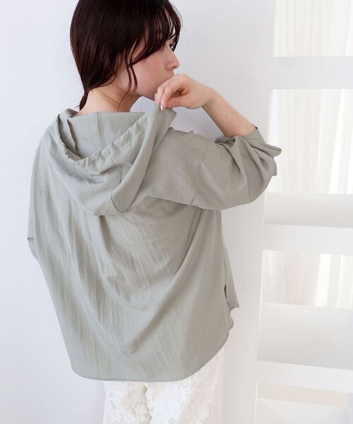 le.coeur blanc(ルクールブラン)の「エアータンブラーフードブラウス(シャツ/ブラウス・レディース・ブラック/オフホワイト/ライトグリーン・38)」の3枚目の写真