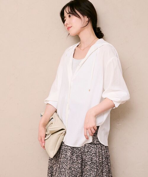 le.coeur blanc(ルクールブラン)の「エアータンブラーフードブラウス(シャツ/ブラウス・レディース・ブラック/オフホワイト/ライトグリーン・38)」の12枚目の写真