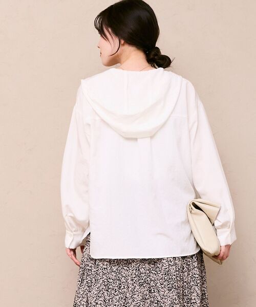 le.coeur blanc(ルクールブラン)の「エアータンブラーフードブラウス(シャツ/ブラウス・レディース・ブラック/オフホワイト/ライトグリーン・38)」の13枚目の写真