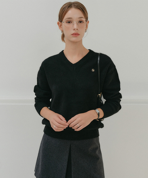 LOOKAST（ルックキャスト）の「カイルウールVネックニット / KAILE WOOL V-NECK KNIT_3colors（ニット/セーター・レディース・レッド・SMALL/MEDIUM）」の3枚目の写真