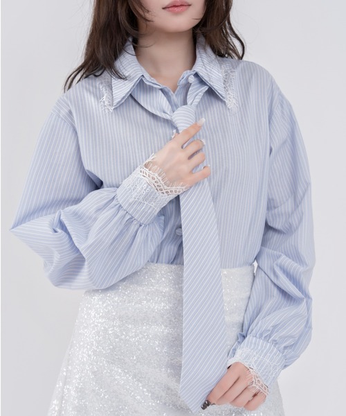 mellowneon（メロウネオン）の「ネクタイセットレースドッキングシャツ（シャツ/ブラウス・レディース・ストライプ/チェック/ブルー/ホワイト系・FREE）」の3枚目の写真