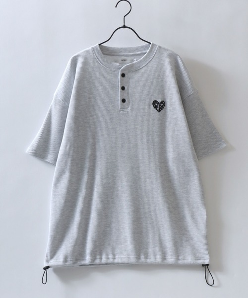 SITRY(シトリー)の「SITRY Heart Embroidery Thermal/別注 オーバーサイズ ハートロゴ ワンポイントラメ刺繍 ドローコード ワッフル ヘンリーネック 半袖Tシャツ レディース メンズ(Tシャツ/カットソー・レディース・チャコール/ネイビー/グレー系その他2/ブルー系その他/ホワイト系その他/ブラック/グレー系その他/オフホワイト/アッシュグレー/ブラック系その他・M/L/XL)」の13枚目の写真
