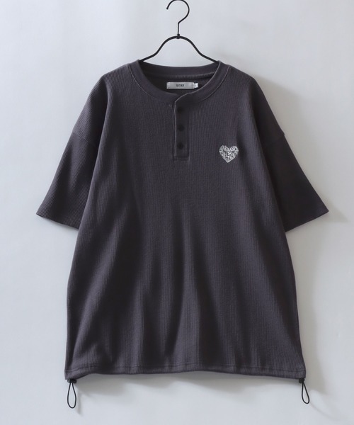 SITRY(シトリー)の「SITRY Heart Embroidery Thermal/別注 オーバーサイズ ハートロゴ ワンポイントラメ刺繍 ドローコード ワッフル ヘンリーネック 半袖Tシャツ レディース メンズ(Tシャツ/カットソー・レディース・チャコール/ネイビー/グレー系その他2/ブルー系その他/ホワイト系その他/ブラック/グレー系その他/オフホワイト/アッシュグレー/ブラック系その他・M/L/XL)」の14枚目の写真
