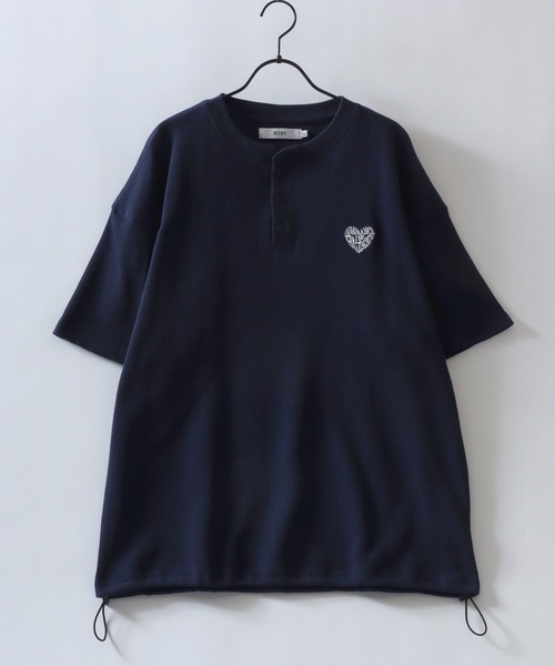 SITRY(シトリー)の「SITRY Heart Embroidery Thermal/別注 オーバーサイズ ハートロゴ ワンポイントラメ刺繍 ドローコード ワッフル ヘンリーネック 半袖Tシャツ レディース メンズ(Tシャツ/カットソー・レディース・チャコール/ネイビー/グレー系その他2/ブルー系その他/ホワイト系その他/ブラック/グレー系その他/オフホワイト/アッシュグレー/ブラック系その他・M/L/XL)」の15枚目の写真