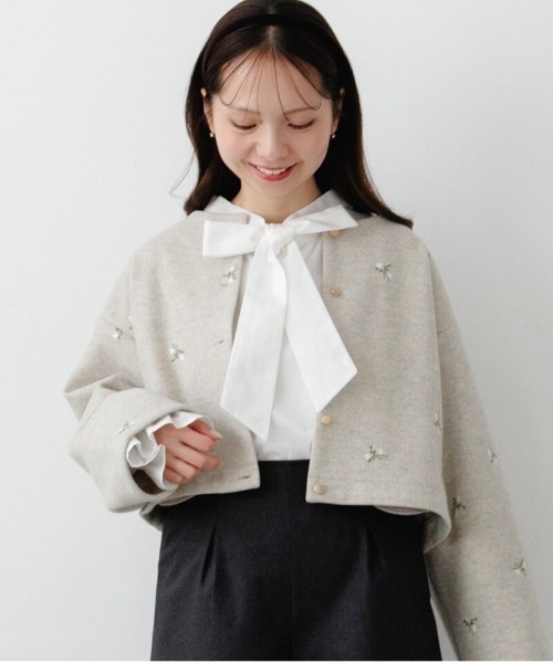 flower（フラワー）の「タイニーブーケジャケット（ノーカラージャケット・レディース・ベージュ/アイボリー・FREE）」の2枚目の写真