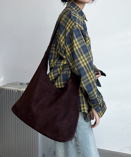 UNDERSTATEMENTs（アンダーステイトメント）の「【ユニセックス】スエードショルダーバッグ（ショルダーバッグ・メンズ・ベージュ/ブラウン/ブラック・FREE）」の3枚目の写真