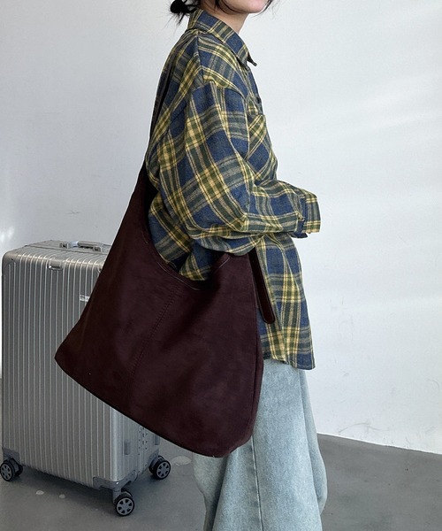 UNDERSTATEMENTs（アンダーステイトメント）の「【ユニセックス】スエードショルダーバッグ（ショルダーバッグ・メンズ・ベージュ/ブラウン/ブラック・FREE）」の5枚目の写真