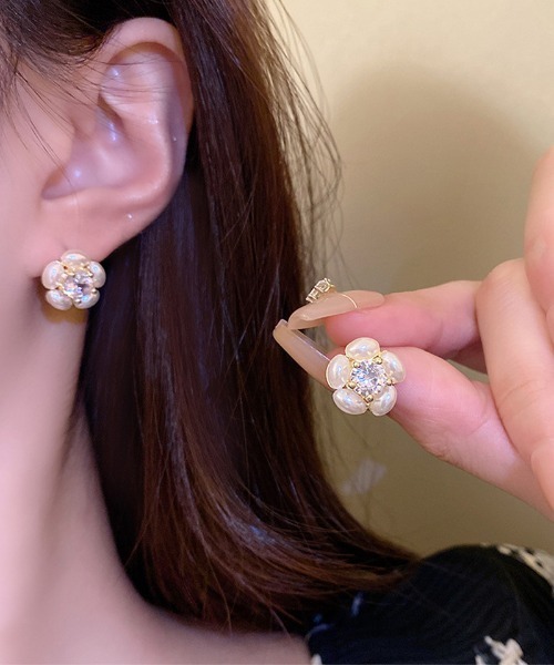 shoppinggo(ショッピングゴー)の「ピアス 花 可愛い パールピアス はなピアス キラキラ ビジューピアス(ピアス(両耳用)・レディース・ゴールド・FREE)」の2枚目の写真