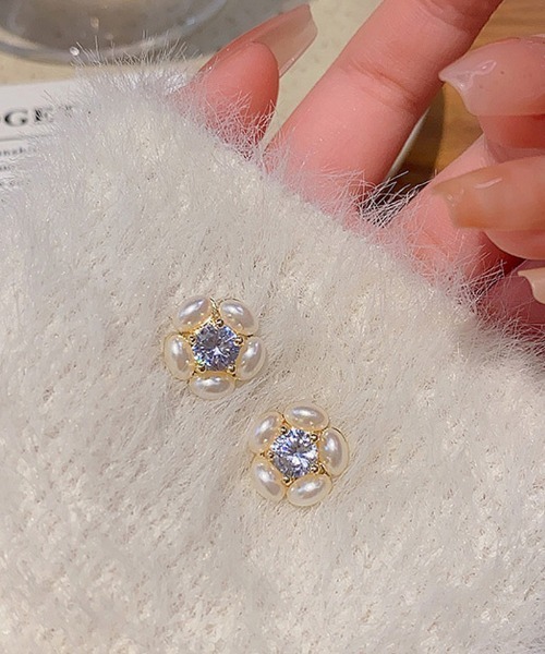 shoppinggo(ショッピングゴー)の「ピアス 花 可愛い パールピアス はなピアス キラキラ ビジューピアス(ピアス(両耳用)・レディース・ゴールド・FREE)」の4枚目の写真
