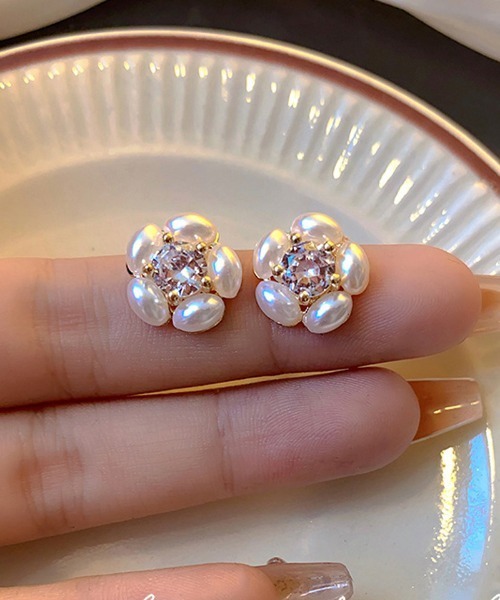 shoppinggo(ショッピングゴー)の「ピアス 花 可愛い パールピアス はなピアス キラキラ ビジューピアス(ピアス(両耳用)・レディース・ゴールド・FREE)」の6枚目の写真