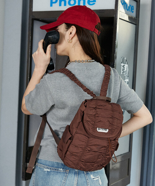 OUTDOOR PRODUCTS（アウトドアプロダクツ）の「OUTDOOR PRODUCTS × PUBLUX/アウトドアプロダクツ ＜別注カラー有り＞シャーリング バックパック　限定展開（バックパック/リュック・レディース・グレー/ブラック/ブラウン・ONE SIZE）」の3枚目の写真