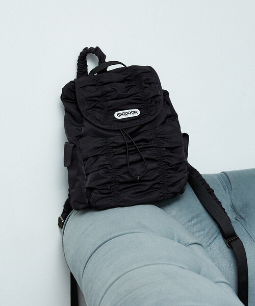 OUTDOOR PRODUCTS（アウトドアプロダクツ）の「OUTDOOR PRODUCTS × PUBLUX/アウトドアプロダクツ ＜別注カラー有り＞シャーリング バックパック　限定展開（バックパック/リュック・レディース・グレー/ブラック/ブラウン・ONE SIZE）」の2枚目の写真