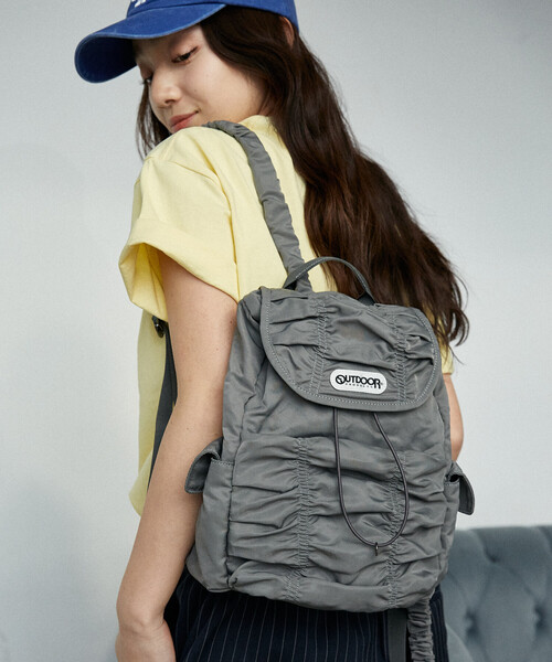 OUTDOOR PRODUCTS（アウトドアプロダクツ）の「OUTDOOR PRODUCTS × PUBLUX/アウトドアプロダクツ ＜別注カラー有り＞シャーリング バックパック　限定展開（バックパック/リュック・レディース・グレー/ブラック/ブラウン・ONE SIZE）」の6枚目の写真