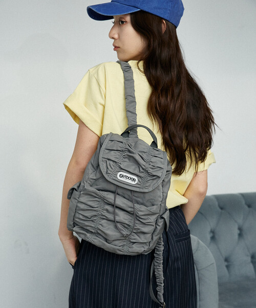 OUTDOOR PRODUCTS（アウトドアプロダクツ）の「OUTDOOR PRODUCTS × PUBLUX/アウトドアプロダクツ ＜別注カラー有り＞シャーリング バックパック　限定展開（バックパック/リュック・レディース・グレー/ブラック/ブラウン・ONE SIZE）」の8枚目の写真