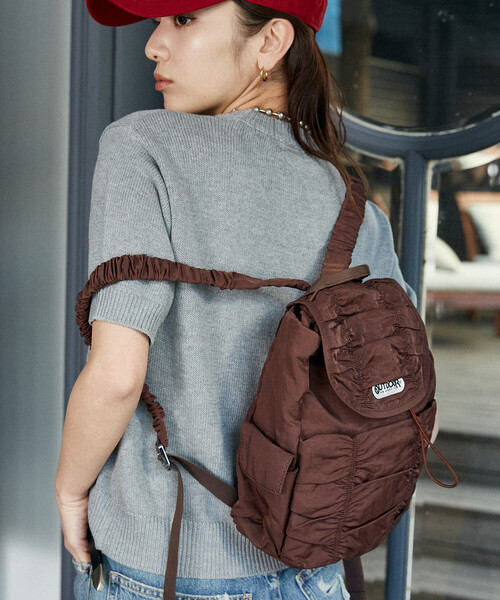 OUTDOOR PRODUCTS（アウトドアプロダクツ）の「OUTDOOR PRODUCTS × PUBLUX/アウトドアプロダクツ ＜別注カラー有り＞シャーリング バックパック　限定展開（バックパック/リュック・レディース・グレー/ブラック/ブラウン・ONE SIZE）」の11枚目の写真