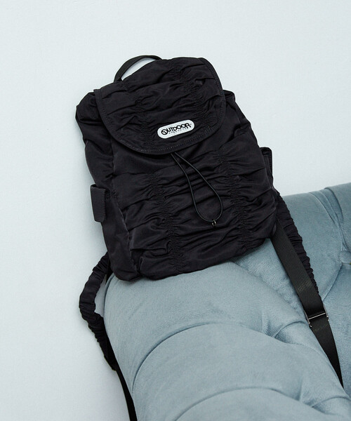 OUTDOOR PRODUCTS（アウトドアプロダクツ）の「OUTDOOR PRODUCTS × PUBLUX/アウトドアプロダクツ ＜別注カラー有り＞シャーリング バックパック　限定展開（バックパック/リュック・レディース・グレー/ブラック/ブラウン・ONE SIZE）」の13枚目の写真