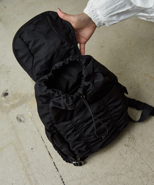 OUTDOOR PRODUCTS（アウトドアプロダクツ）の「OUTDOOR PRODUCTS × PUBLUX/アウトドアプロダクツ ＜別注カラー有り＞シャーリング バックパック　限定展開（バックパック/リュック・レディース・グレー/ブラック/ブラウン・ONE SIZE）」の15枚目の写真