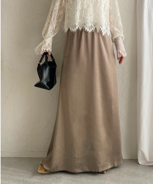 She's Closet(シーズクローゼット)の「シャイニー光沢 セミフレア ロングサテンスカート(スカート・レディース・ブラック/グレイッシュベージュ/アイボリー・FREE)」の3枚目の写真