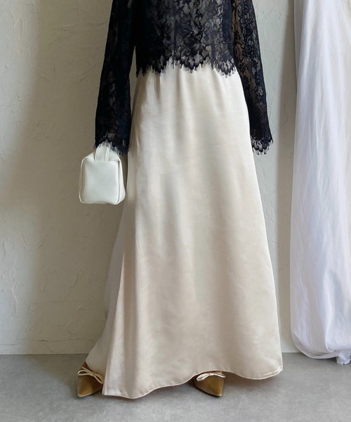 She's Closet(シーズクローゼット)の「シャイニー光沢 セミフレア ロングサテンスカート(スカート・レディース・ブラック/グレイッシュベージュ/アイボリー・FREE)」の1枚目の写真