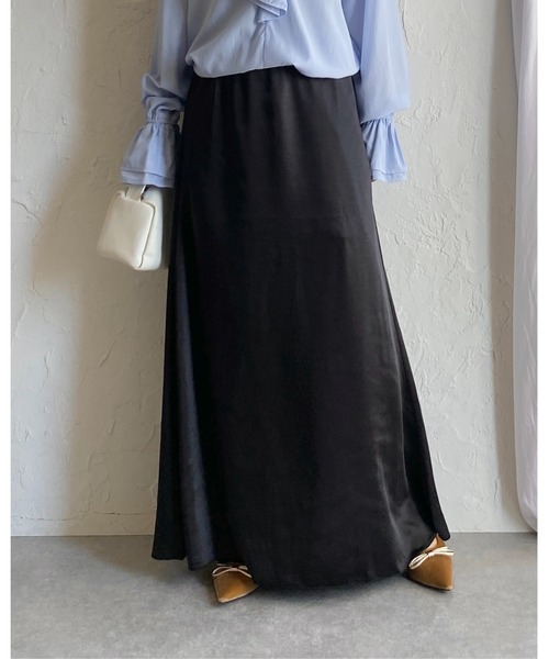 She's Closet(シーズクローゼット)の「シャイニー光沢 セミフレア ロングサテンスカート(スカート・レディース・ブラック/グレイッシュベージュ/アイボリー・FREE)」の10枚目の写真