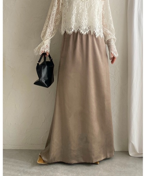 She's Closet(シーズクローゼット)の「シャイニー光沢 セミフレア ロングサテンスカート(スカート・レディース・ブラック/グレイッシュベージュ/アイボリー・FREE)」の13枚目の写真