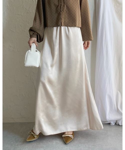She's Closet(シーズクローゼット)の「シャイニー光沢 セミフレア ロングサテンスカート(スカート・レディース・ブラック/グレイッシュベージュ/アイボリー・FREE)」の16枚目の写真