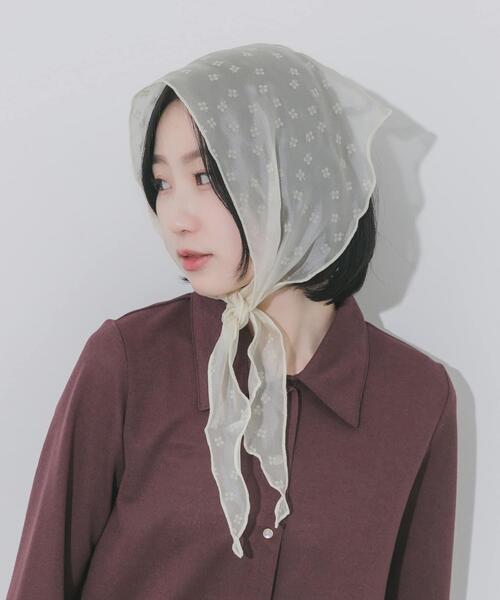 SMELLY（スメリー）の「フラワーサンカクスカーフ（バンダナ/スカーフ・レディース・ブラック/アイボリー・-）」の3枚目の写真