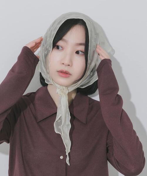 SMELLY（スメリー）の「フラワーサンカクスカーフ（バンダナ/スカーフ・レディース・ブラック/アイボリー・-）」の4枚目の写真