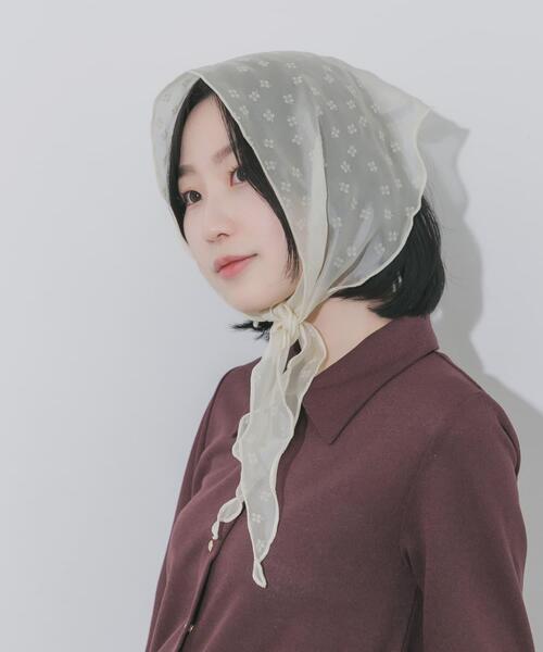 SMELLY（スメリー）の「フラワーサンカクスカーフ（バンダナ/スカーフ・レディース・ブラック/アイボリー・-）」の5枚目の写真