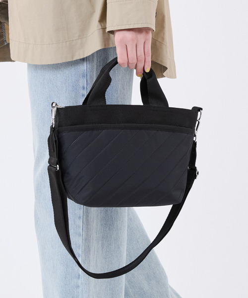LeSportsac(レスポートサック)の「SMALL BUCKET TOTE ラインデボスブラック(トートバッグ・レディース・ブラック・FREE)」の2枚目の写真