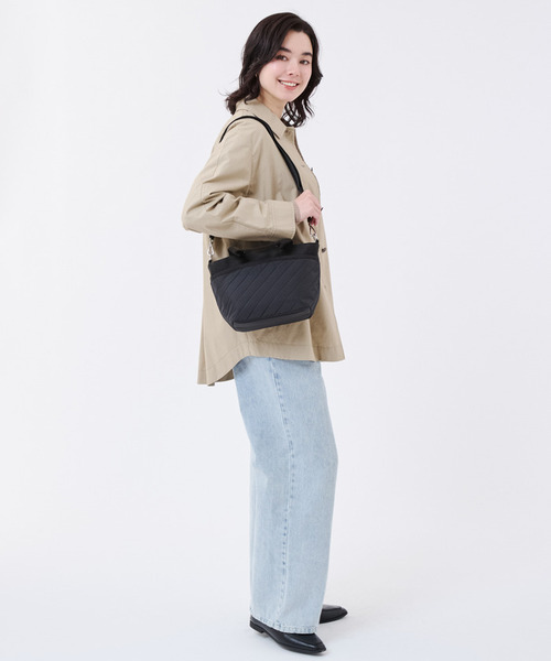 LeSportsac(レスポートサック)の「SMALL BUCKET TOTE ラインデボスブラック(トートバッグ・レディース・ブラック・FREE)」の3枚目の写真