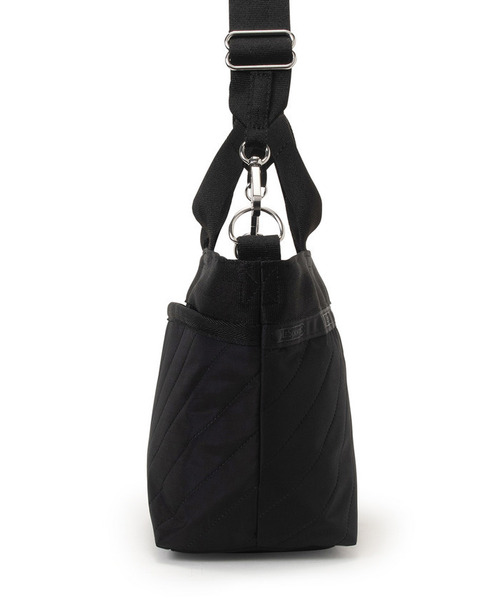 LeSportsac(レスポートサック)の「SMALL BUCKET TOTE ラインデボスブラック(トートバッグ・レディース・ブラック・FREE)」の5枚目の写真