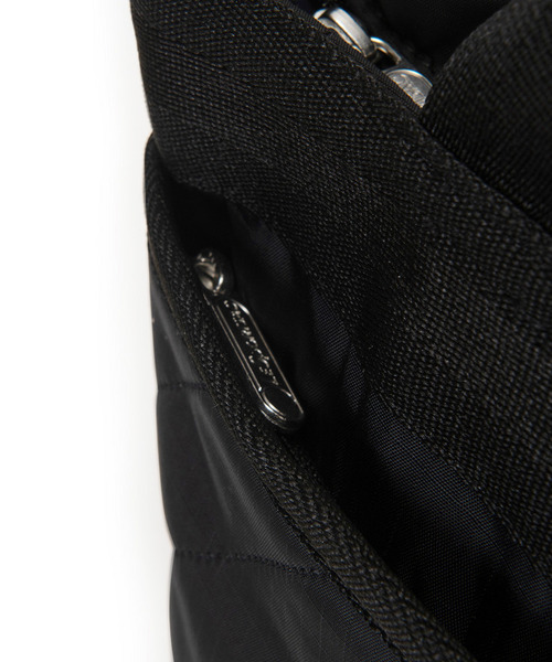 LeSportsac(レスポートサック)の「SMALL BUCKET TOTE ラインデボスブラック(トートバッグ・レディース・ブラック・FREE)」の8枚目の写真