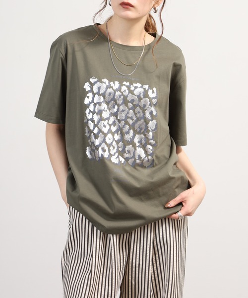 EGLANTINE(エグランティーヌ)の「EGLANTINE レオパード箔プリント半袖カットソー(Tシャツ/カットソー・レディース・カーキ/ブラック/オフホワイト・40)」の3枚目の写真