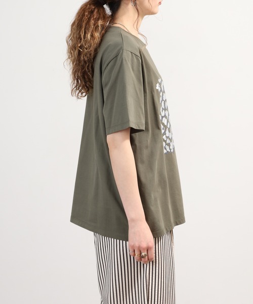 EGLANTINE(エグランティーヌ)の「EGLANTINE レオパード箔プリント半袖カットソー(Tシャツ/カットソー・レディース・カーキ/ブラック/オフホワイト・40)」の4枚目の写真