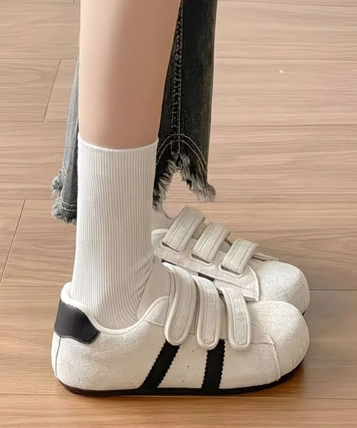 Teem Store(チームストア)の「【23cm~24.5cmサイズ展開】【軽量】サイドラインベルクロ フラットスニーカー スウェード調(スニーカー・レディース・ホワイト/ベージュ/レッド・M/L)」の4枚目の写真