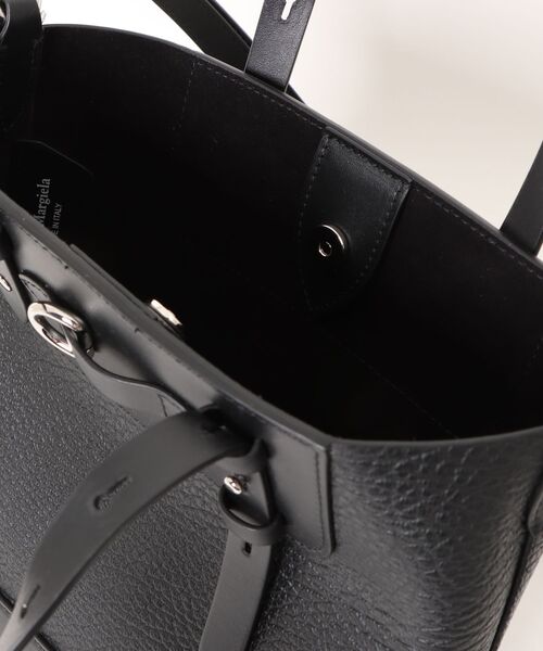 Maison Margiela（メゾンマルジェラ）の「SHOPPING VERTICAL MINI（ハンドバッグ・レディース・ブラック・OS）」の4枚目の写真