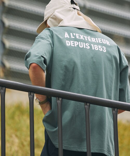 AIGLE（エーグル）の「AIGLE オーバーサイズバックプリントロゴ 半袖Tシャツ（Tシャツ/カットソー・メンズ・パープル/ベージュ/チャコール/ホワイト/ダークグリーン/グレイッシュブルー・M/L/XS/S/XXS）」の4枚目の写真